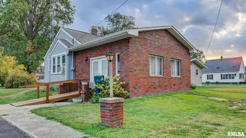 1106 Elm St, Taylorville, IL 62568