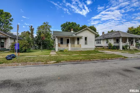 615 N Cottage St, Taylorville, IL 62568