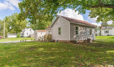 102 Oscar St, Lincoln, IL 62656