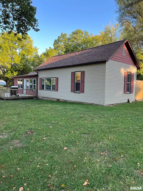208 S John Wayne Rd, Dawson, IL 62520