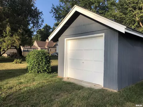 207 N Oak St, Bluffs, IL 62621 photo 2