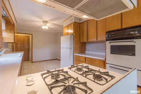 1651 Berwick Rd, Abingdon, IL 61410 photo 14