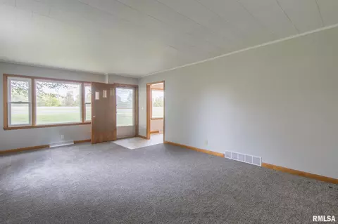 1651 Berwick Rd, Abingdon, IL 61410 photo 8