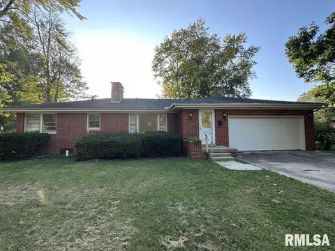 17 Barnes Dr, Decatur, IL 62526