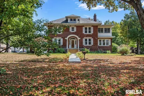 121 W Union St, Nokomis, IL 62075