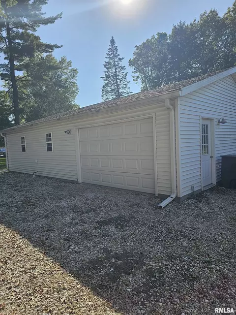 Exterior - 206 S State St, Henderson, IL 61439 photo 3 of 9