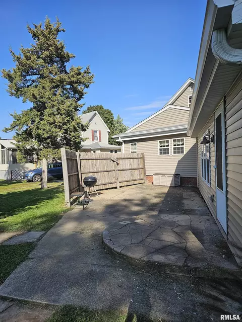Exterior - 206 S State St, Henderson, IL 61439 photo 8 of 9