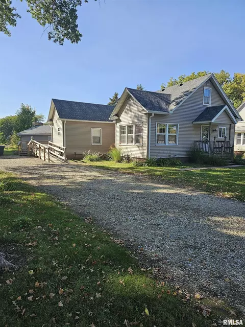 Exterior - 206 S State St, Henderson, IL 61439 photo 2 of 9