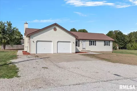 609 W 4th St, Morrisonville, IL 62546