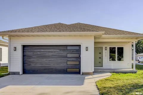 828 W Vandeveer St, Taylorville, IL 62568