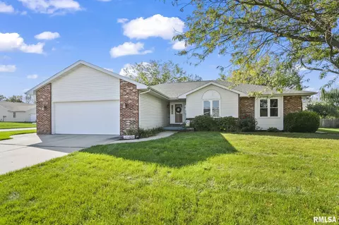 1512 Redwood Dr, Chatham, IL 62629