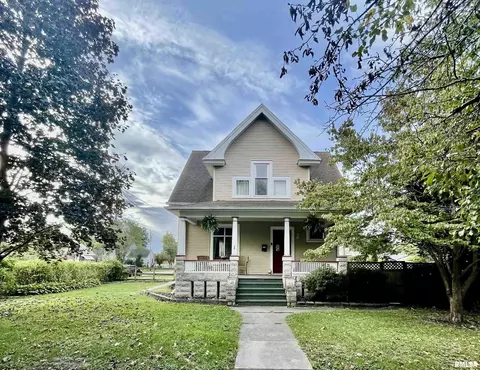 1082 E Brooks St, Galesburg, IL 61401