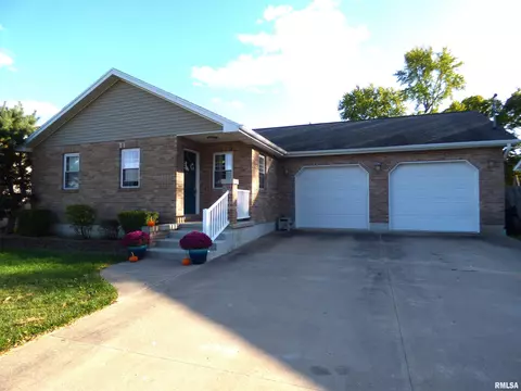 207 E Park St, Camp Point, IL 62320 photo 3