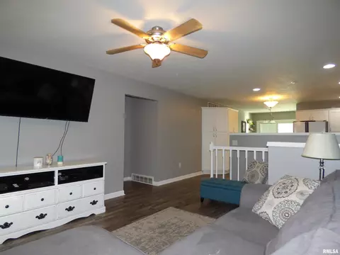 207 E Park St, Camp Point, IL 62320 photo 7