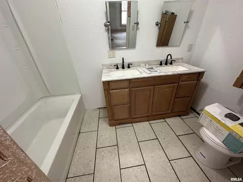 103 E Pearl St, Payson, IL 62360 photo 9