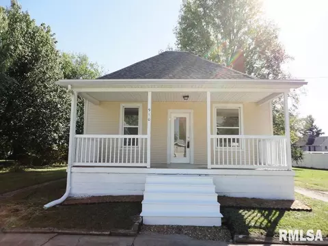 910 E Ash St, Taylorville, IL 62568