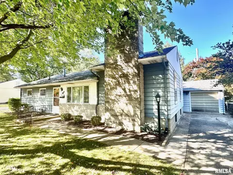8 Ogden Rd, Jacksonville, IL 62650