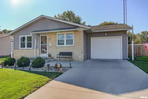 914 E Heights Ave, Taylorville, IL 62568