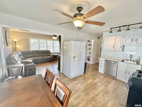 300 N Cherry St, Abingdon, IL 61410 photo 7