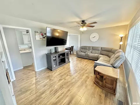 300 N Cherry St, Abingdon, IL 61410 photo 4