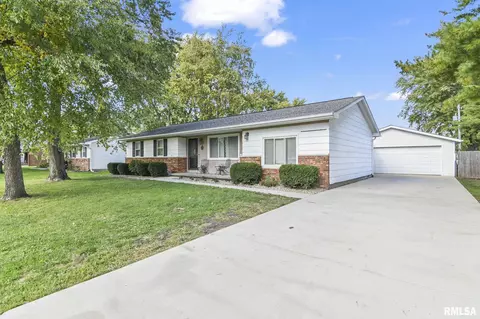 209 Fleck St, Dawson, IL 62520