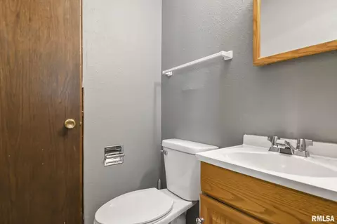 209 Fleck St, Dawson, IL 62520 photo 24