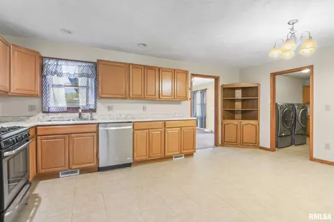 209 Fleck St, Dawson, IL 62520 photo 16