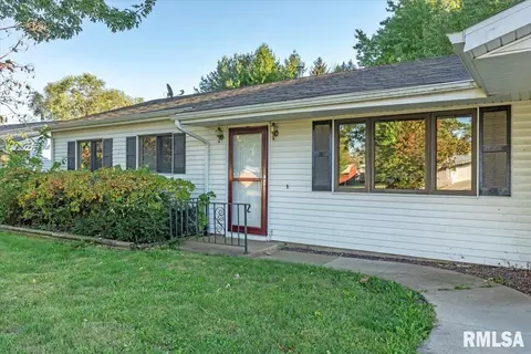 1530 E Walnut St, Chatham, IL 62629