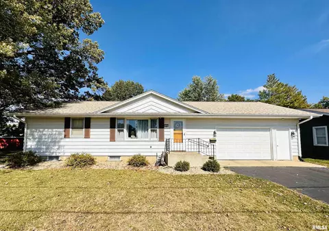 305 E Newman St, Knoxville, IL 61448
