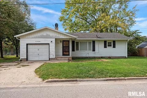 841 N 5th St, Riverton, IL 62561