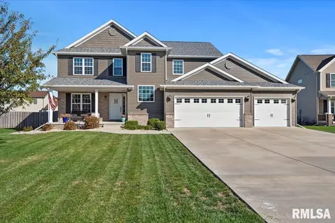 911 Boxwood Ct, Chatham, IL 62629