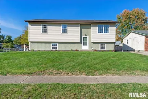 2901 Stokebridge Rd, Springfield, IL 62702