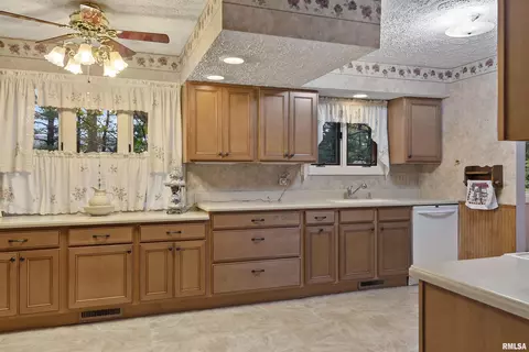 2221 W Road Dr, Springfield, IL 62711 photo 13