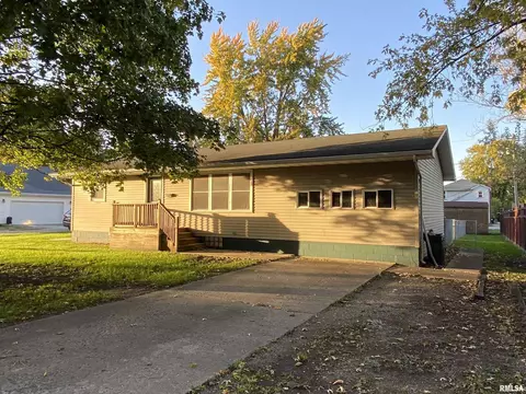 716 7th St, Lincoln, IL 62656