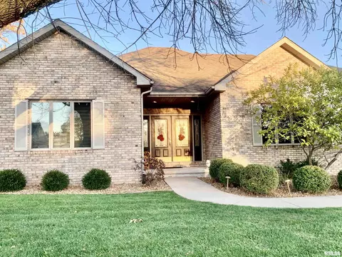 32 Elizabeth Pl, Jacksonville, IL 62650