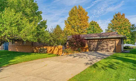 265 Crestwood Dr, Lincoln, IL 62656