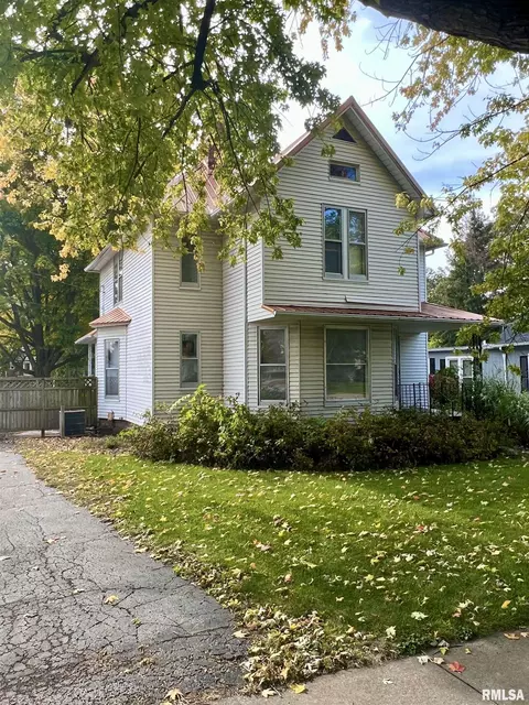 216 W Main St, Knoxville, IL 61448