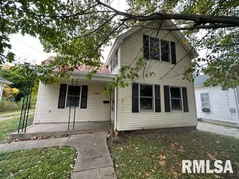 729 N Prairie St, Jacksonville, IL 62650