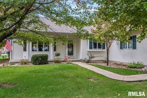 609 S Oak St, Pana, IL 62557