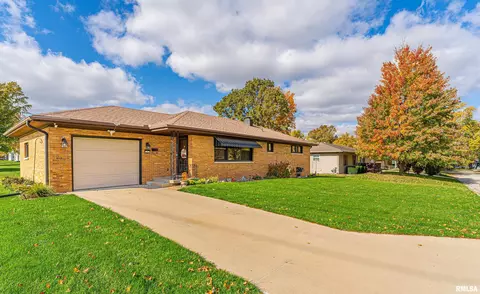 7 Linnwood St, Bloomington, IL 61701