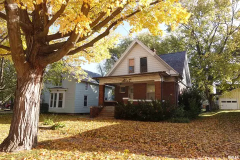 569 N Cedar St, Galesburg, IL 61401