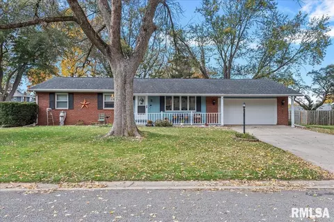 5 Holiday Ln, Riverton, IL 62561