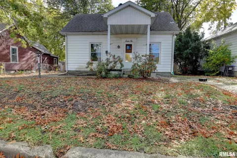 710 E Cleveland St, Taylorville, IL 62568