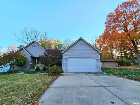 318 W Antle St, Petersburg, IL 62675