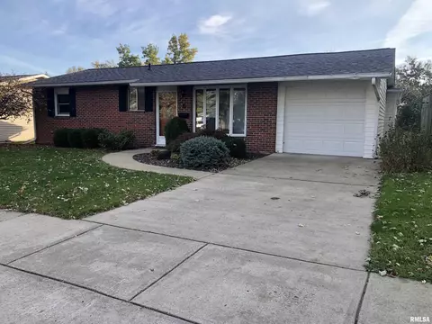 6 N Windrush Dr, Jacksonville, IL 62650