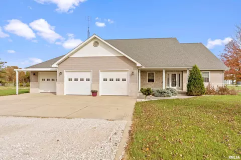 30590 Natalie Ln, Girard, IL 62640