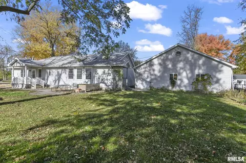 1025 W Maple St, Auburn, IL 62615