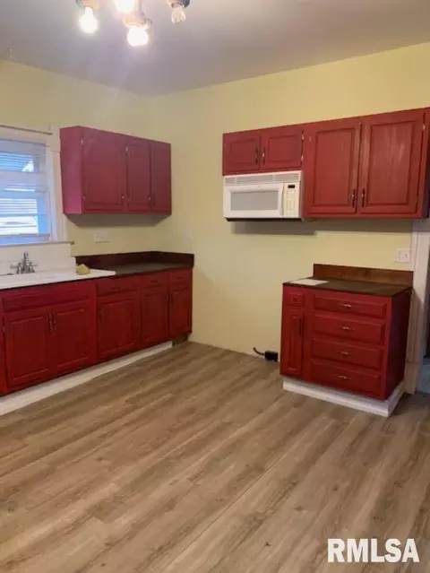 123 E Pine St, Virden, IL 62690 photo 9