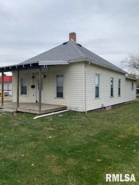 123 E Pine St, Virden, IL 62690 photo 3