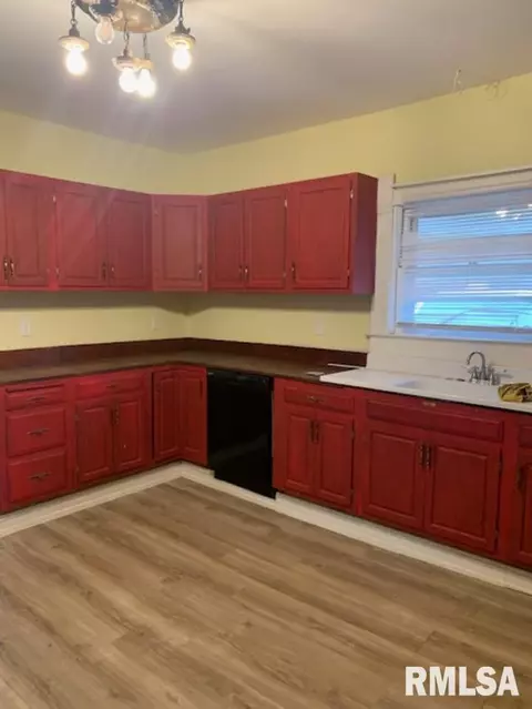 123 E Pine St, Virden, IL 62690 photo 5